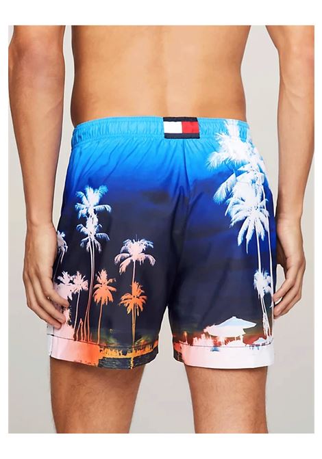 Costume Tommy Jeans Essential Media Lunghezza con Stampa Multicolor Uomo TOMMY HILFIGER SWIMWEAR | Costumi | UM0UM03295-0JL
